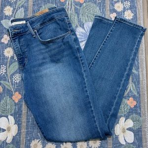 Mid-rise Levi’s skinny jeans, med wash size 18W